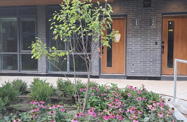 3-bedroom townhome in nice, quiet Toronto area, also with AC,stairs and bike!