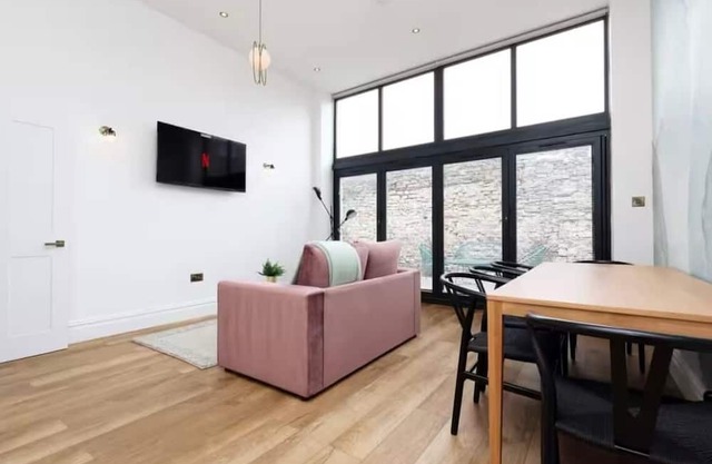 Modern spacious apartment with garden in heart of Bristol, perfect for long stay