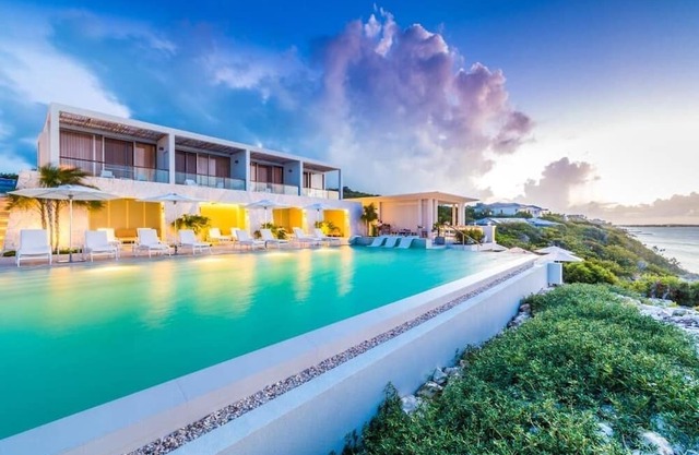 Bright, Contemporary Villa w/Panoramic Views of the Sea