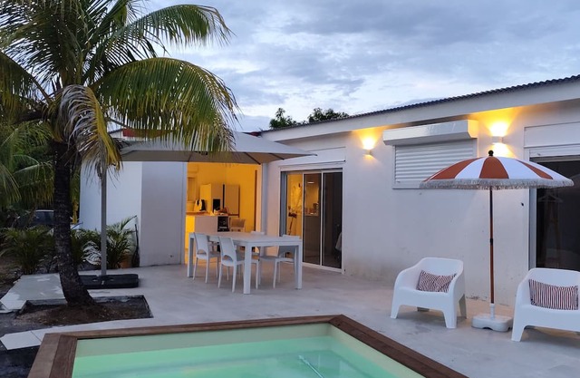 La petite villa, Guadeloupe. Sea view, tropical garden and swimming pool