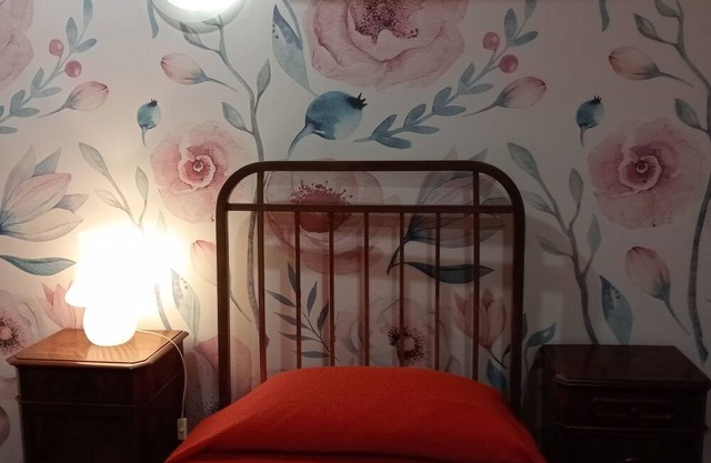 Single bedroom in a villa, coffee breakfast, relax, tour, shop in great Malls.