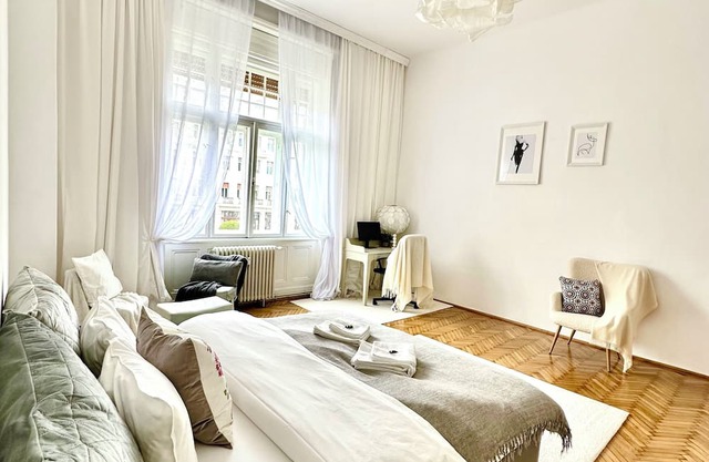 Breathtaking Victory Sq Views/Bright &Spacious 2BR