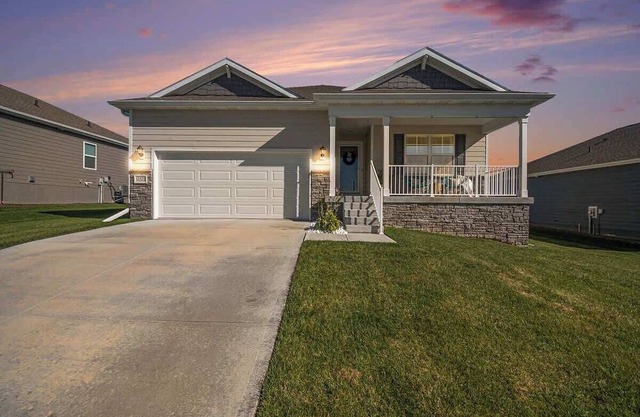 Stylish Eclectic Escape! 3 King Suites and Charm!