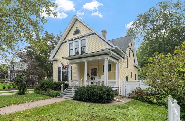 Leet-Reaville Heritage House: a charming Craftsman in the heart of Red Wing!