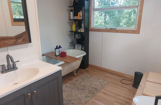 Rustic, stylish cabin close to wineries and State Parks in Ste. Genevieve County