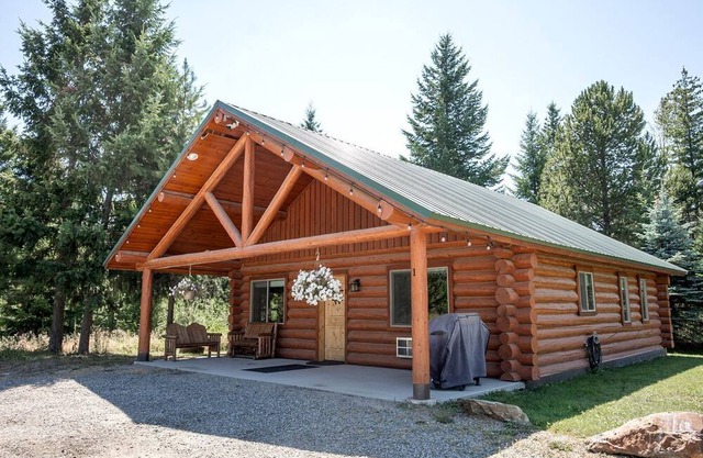Spacious Pet-Friendly Log Cabin with King Bed & Full Kitchen | Bonners Ferry, Idaho Retreat