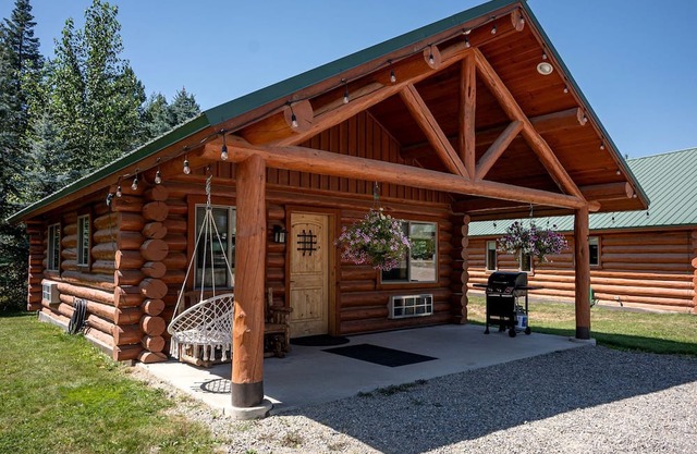 Luxury Pet-Friendly 1-Bedroom Log Cabin in Bonners Ferry with Full Kitchen and Wi-Fi