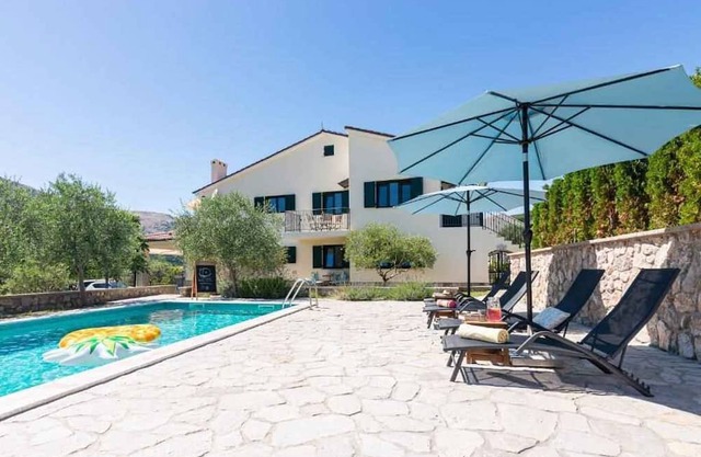 Holiday apartment with shared swimming pool