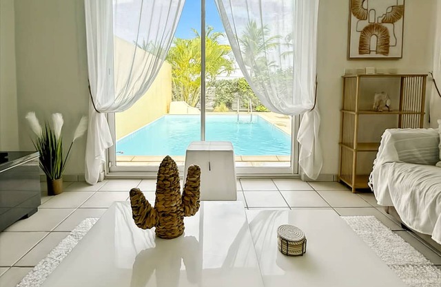 Villa Mia, 3 bedrooms, private pool, 2 steps from Orient Beach!