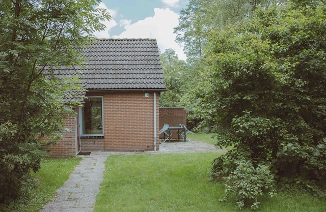 Stay in the IJssel Plus bungalow for 2 persons at Vakantiepark de Sallandshoeve and enjoy comfort and nature in Overijssel.