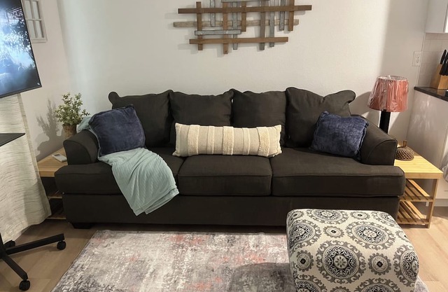 Quiet & Modern Charming 2-bedroom apartment in Gatesville with AC