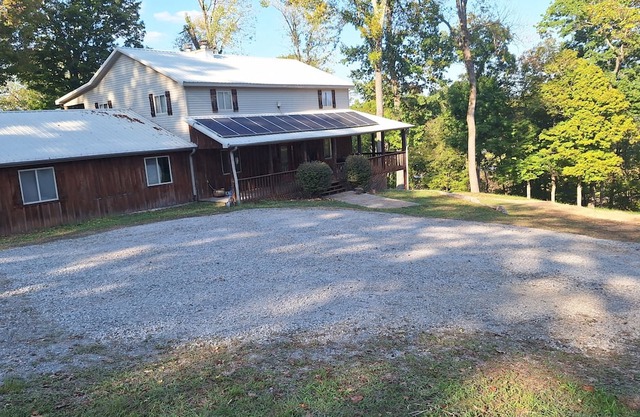 4 bedroom lakefront retreat with breathtaking views