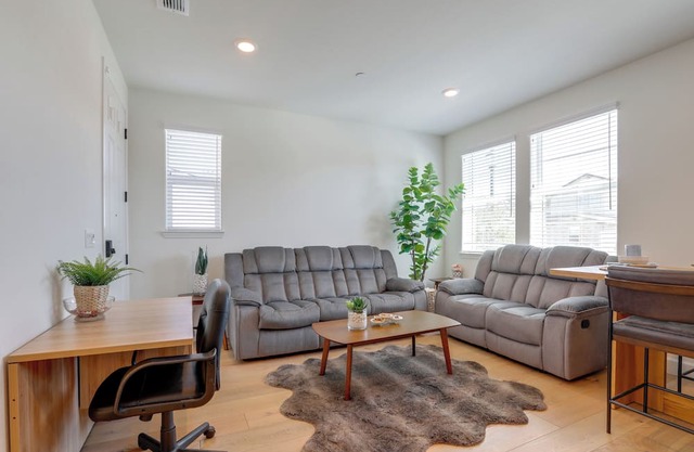 Cozy & Convenient Residential Duplex in Woodland