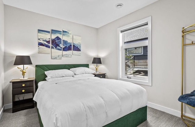 Brand new Townhouse at Gates to Banff National park - Mountain Views and Hot Tub