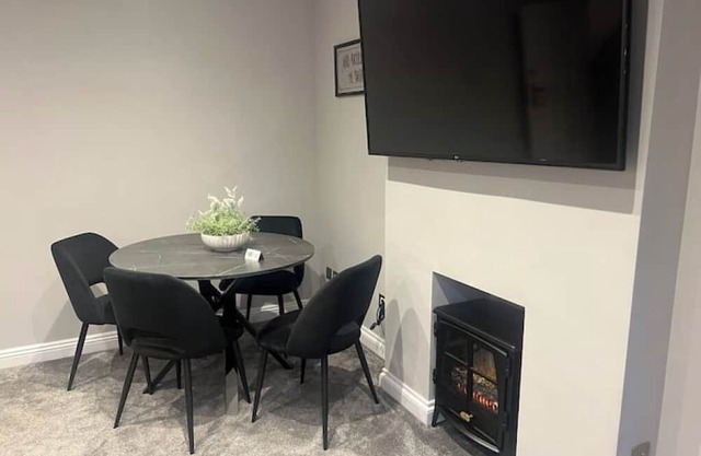 🏡 Spacious 4-Bed Home in Reading | Double Parking