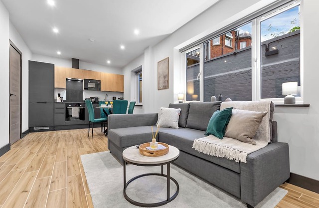 Luxury 1 Bedroom Flat with private patio Sleeps 4