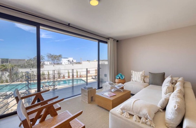 New & Elegant 4Bedroom House, Steps from the Beach