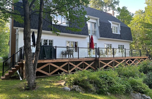 Superb property on Grand Lac Nominingue with indoor pool