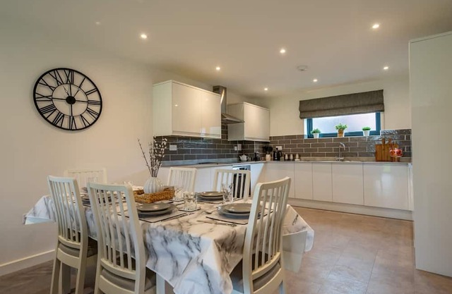 Garden View - sleeps 6 guests in 2 bedrooms
