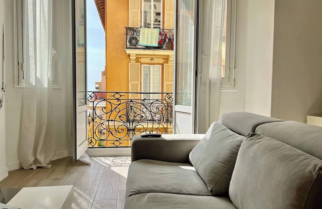 Spacious and stylish 3-bedroom apartment just steps from Monaco. Ideally located in the center of Beausoleil, it features contemporary decor, a fully equipped kitchen, air conditioning, and two modern bathrooms — perfect for a comfortable stay