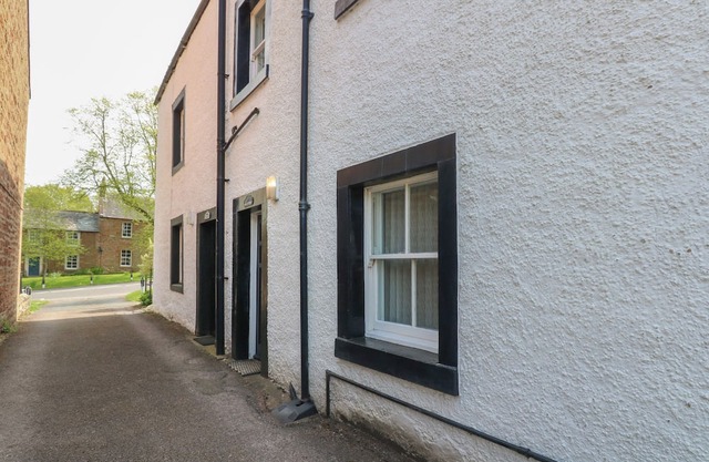OAK COTTAGE, pet friendly, with open fire in Appleby-In-Westmorland