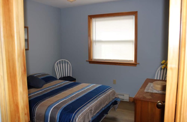 Beautiful 4 Season Lakefront Cottage on quiet Lily Lake