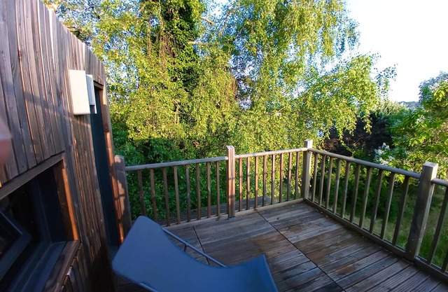 Chalet in the countryside, in the heart of a wooded garden.