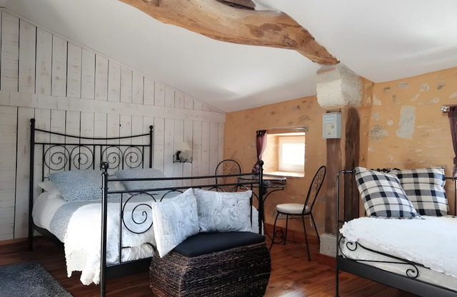 Bed and Breakfast 'L'orée De Lansot - Chambre Mansarde' with Shared Terrace, Shared Garden and Wi-Fi