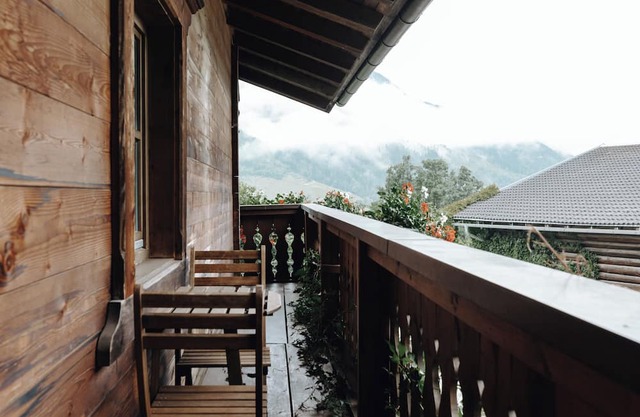 Comfortable and lovingly furnished apartment with a sunny balcony.