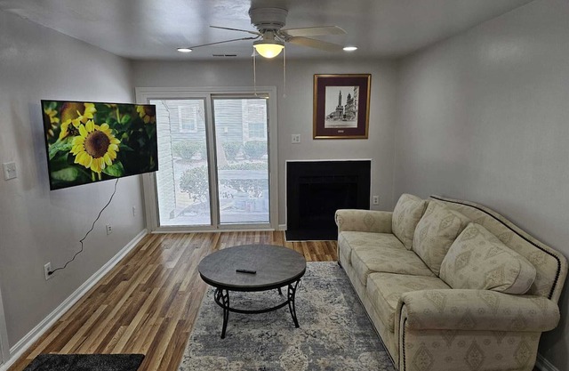 Cozy 1-bedroom condo in wonderful Alexandria with WiFi, AC, Free Parking