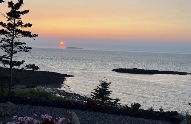 Bay of Fundy Oceanfront Retreat;nSeparate work space, King, Queen rooms, 2 baths