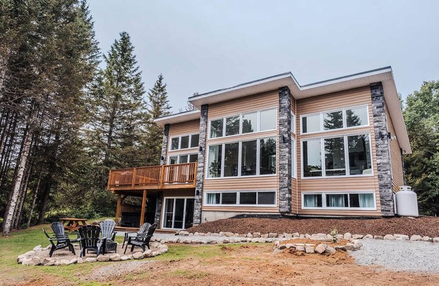 Modern Waterfront Cottage on the Rouge River & Spa