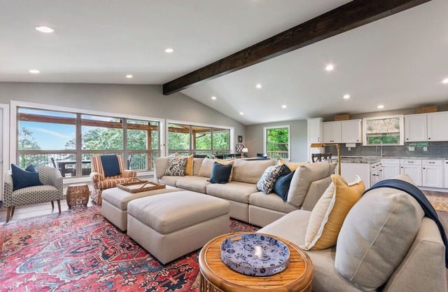 4 bdrm/3.5 bathLakefront home - Come & Play!