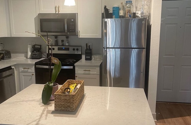 Charming 1-bedroom apartment in brilliant Aurora with AC, fitness room, WiFi.