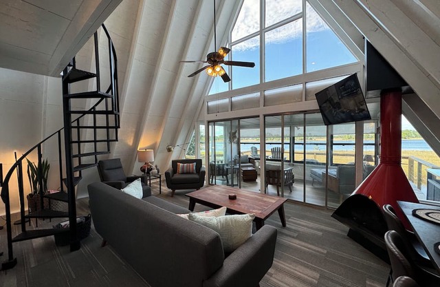 2/2 A-Frame on Carrabelle River w/Private Dock, 3 mins to the Beach & Boat Ramps