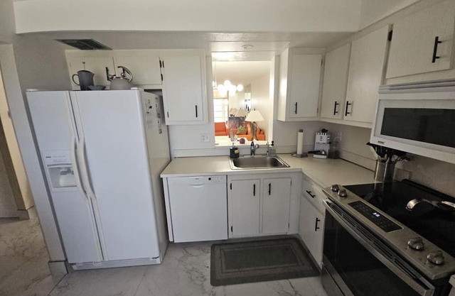 Renovated Condo...Minutes to beach