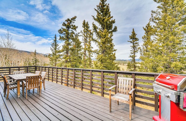 9 Mi to Fairplay Beach: Mountain-View Getaway!