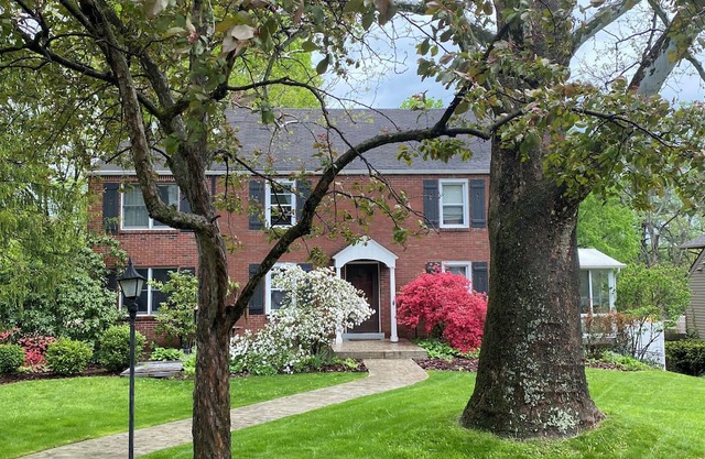 Spacious 5-bedroom house in Oakmont with WiFi, AC . 2 blocks from Oakmont C.C.