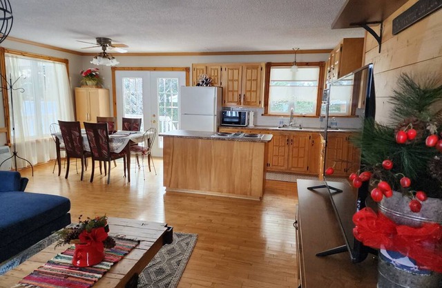 Saguenay-Lac-Saint-Jean Getaway 3-Bedroom Holiday Cottage with Garden View