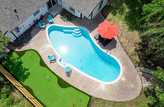 Houston Haven 5BR– Farmhouse Getaway w/Pool & Golf - City Center Memorial
