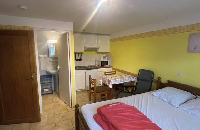 Ground-floor studio 2.5 kilometers from town center