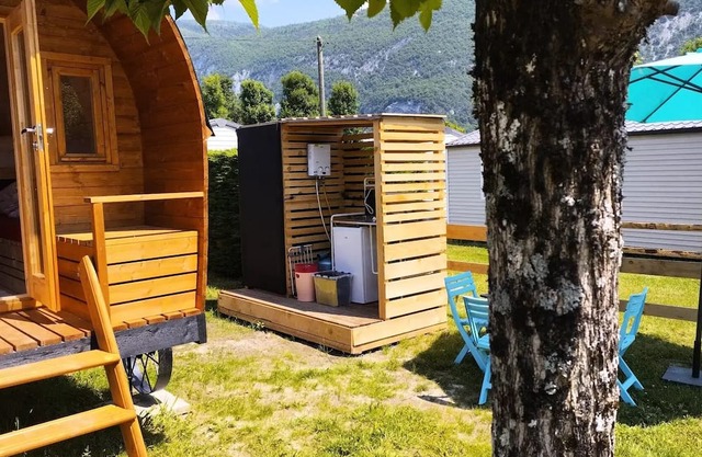 3-person caravan