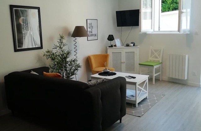 Pleasant studio close to vineyards, fields and woods, very well situated for touring.