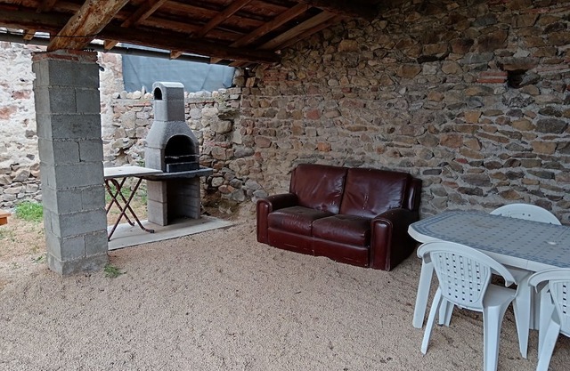 Country house with private outdoor area with brazier barbecue