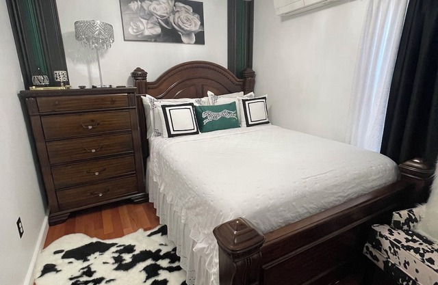 3-bedroom house in enchanting Queens with WiFi, AC