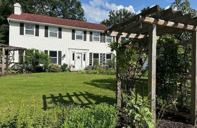 Entertainment paradise! 4-bedroom home only 5 miles from Lambeau Field & airport