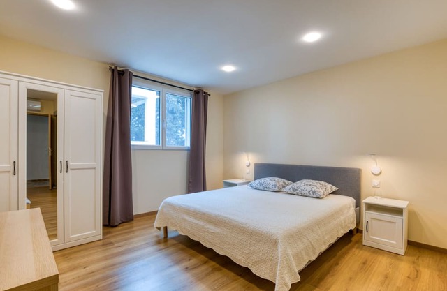 Apartment 'Chambre 4' with Shared Pool, Wi-Fi and Air Conditioning