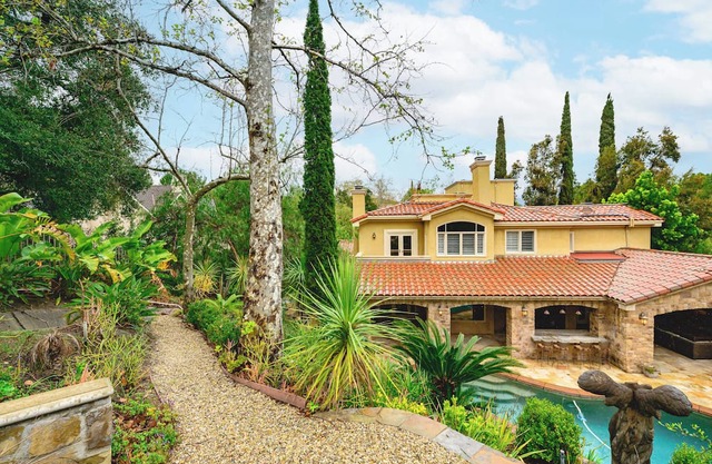 Luxury Villa w Pool, Garden & Outdoor Lounge