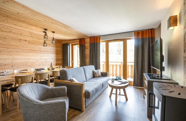 Ski-in/ski-out & foot of the slopes, swimming pool, sauna, hammam, balcony, tv, ski locker, 96-102m²