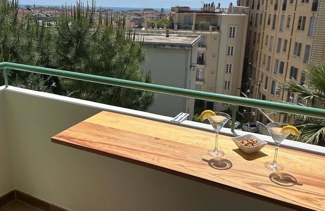 Cosy apartment in the heart of the city in a green setting with sea view